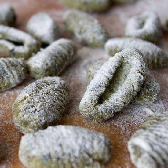 Rezeptbild: Basilikum-Gnocchis mit Pinienkernbutter