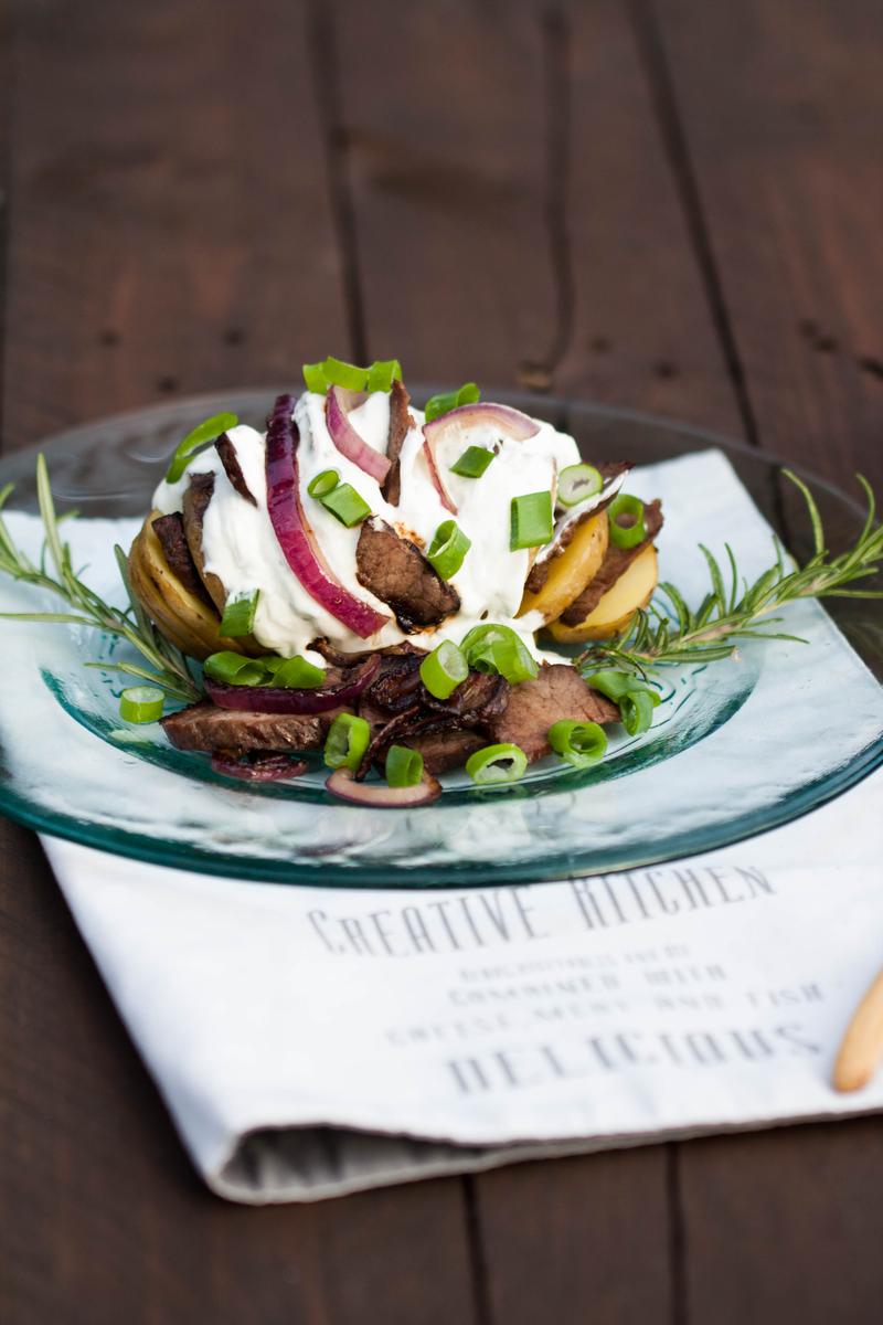 Rezeptbild: Hasselback-Kartoffel mit Rindersteak und Kräuterquark