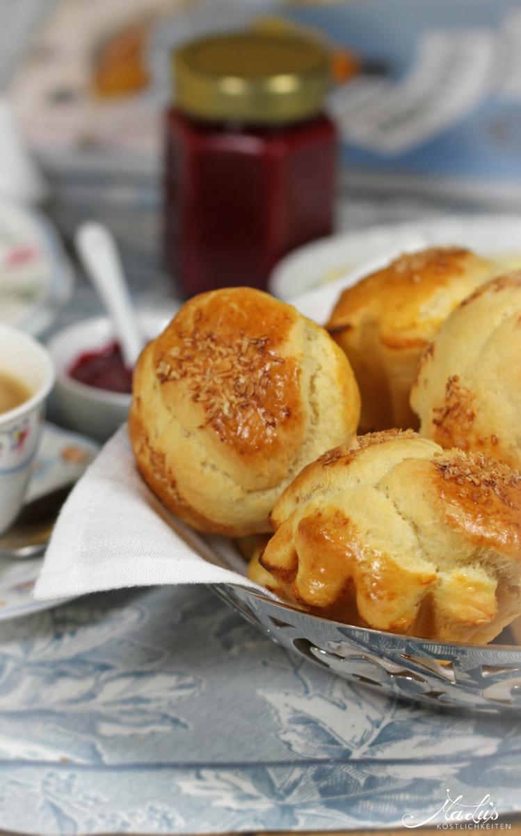 Rezeptbild: Kokos Brioches mit Himbeer Curd