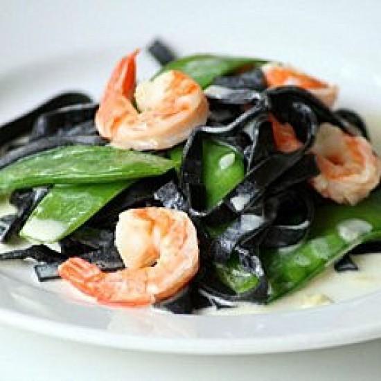 Rezeptbild: Schwarze Tagliatelle mit Zuckerschoten und Garnelen