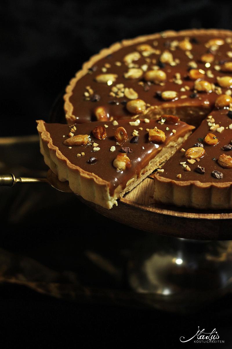 Rezeptbild: Karamell-Erdnuss Tarte mit gerösteten Nüssen