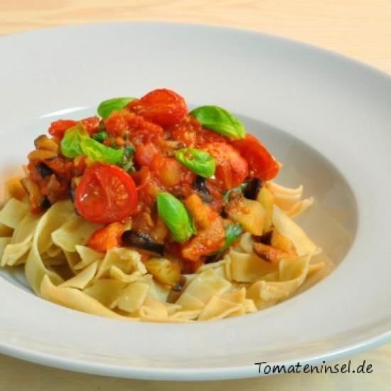 Rezeptbild: Vollkorn-Bandnudeln mit Ofentomaten und Aubergine