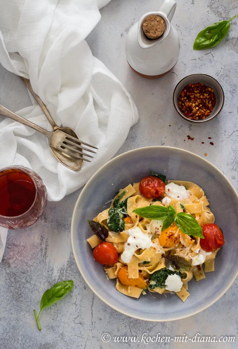 Rezeptbild: Pasta mit Spinat, geschmorten Tomaten und Burrata