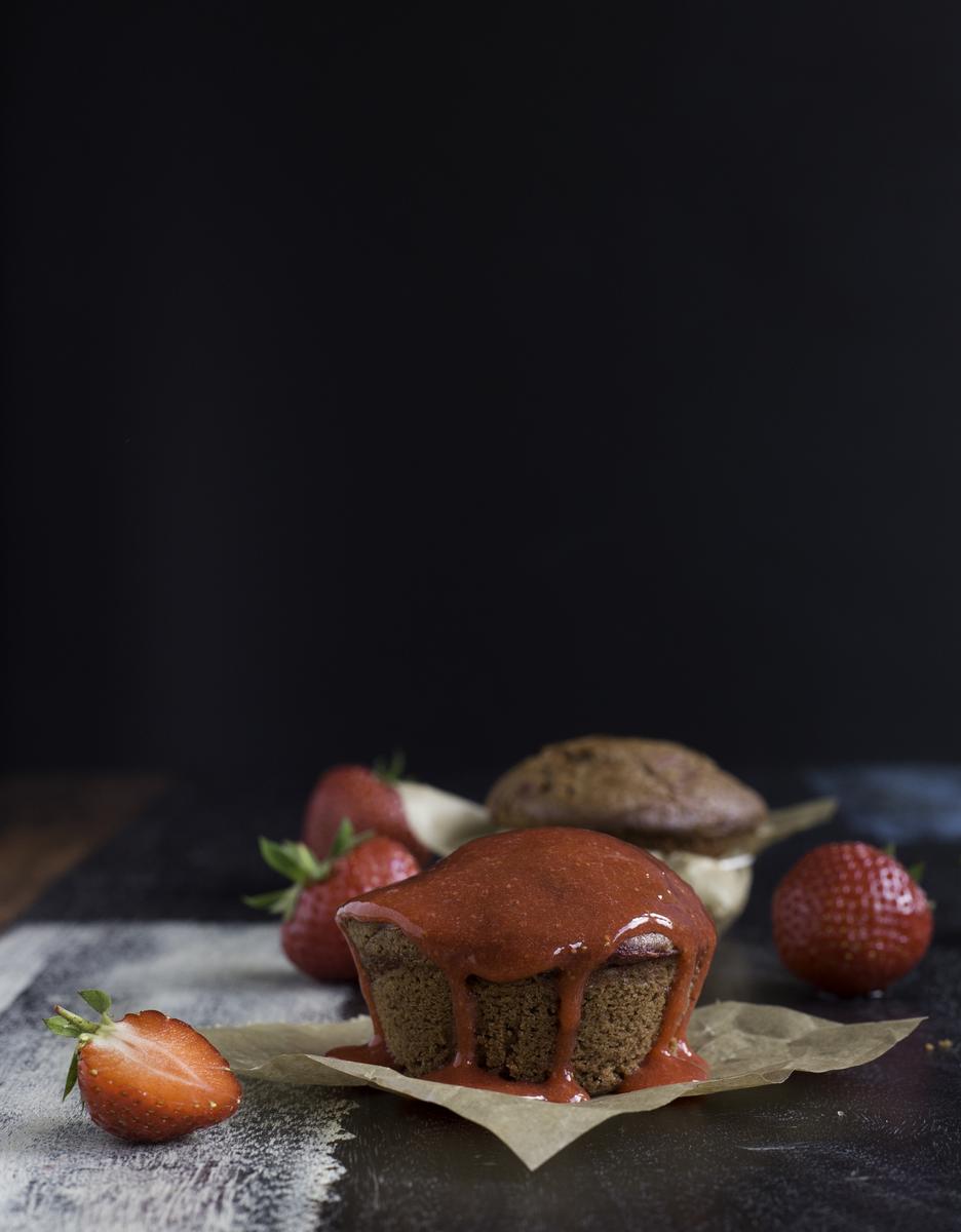 Rezeptbild: glutenfreie Erdbeer-Schokoladen-Muffins mit Erdbeersauce