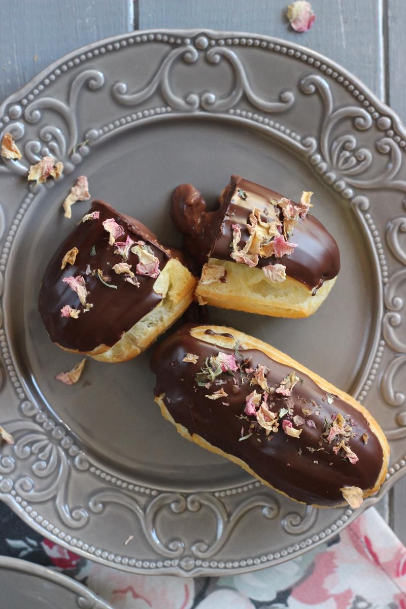 Rezeptbild: Schokoladen-Rosen-Eclairs