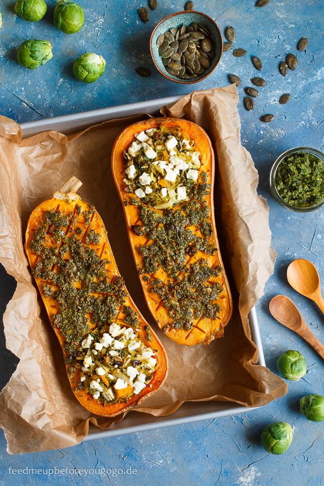 Rezeptbild: Gefüllter Kürbis aus dem Ofen mit Rosenkohl, Apfel und Pestokruste