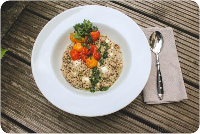 Rezeptbild: Quinoa-Porridge mit geschmolzenen Tomaten und Feta