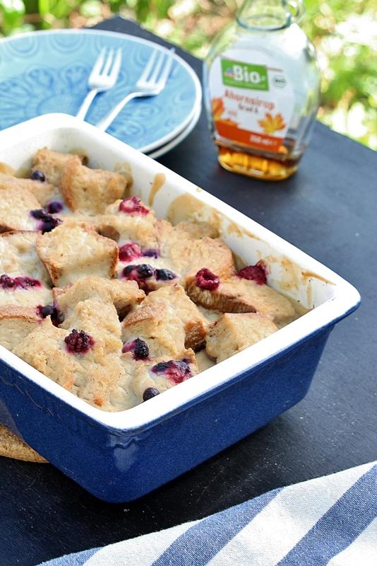 Rezeptbild: Süsser Brotauflauf mit Früchten. 