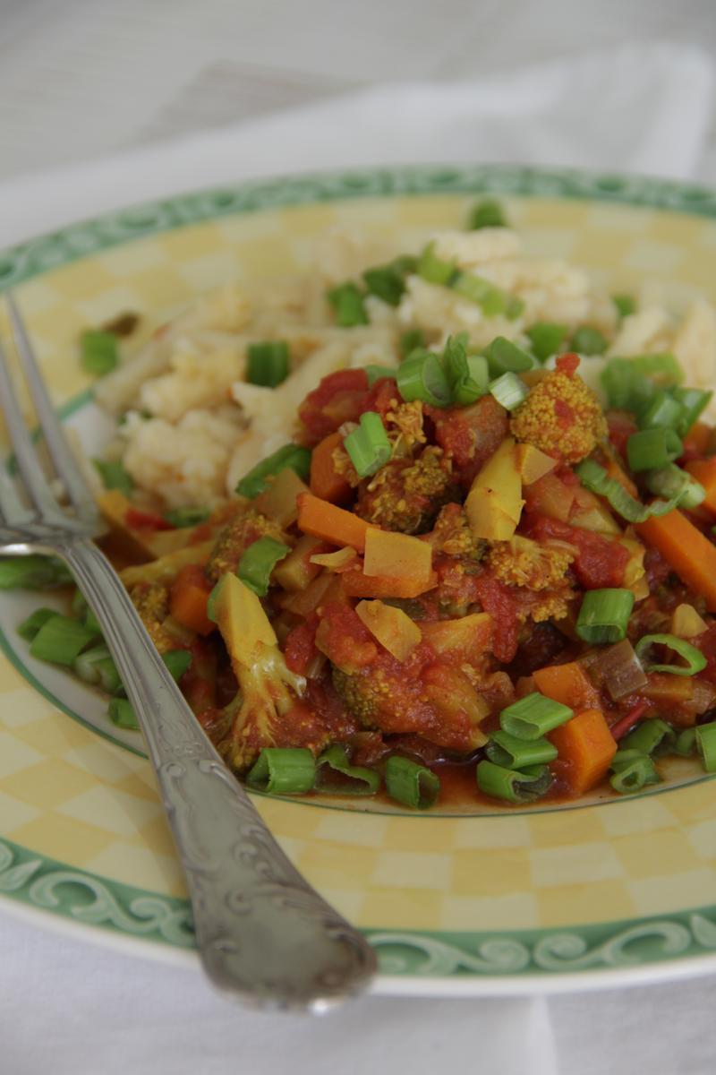 Rezeptbild: Vegane Spätzle mit Tomaten-Gemüse-Ragout