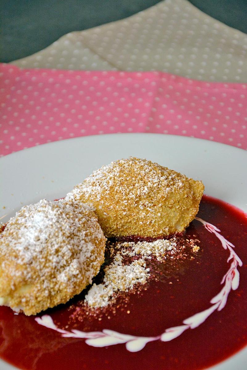 Rezeptbild: Topfennockerl mit Brösel und Himbeerspiegel