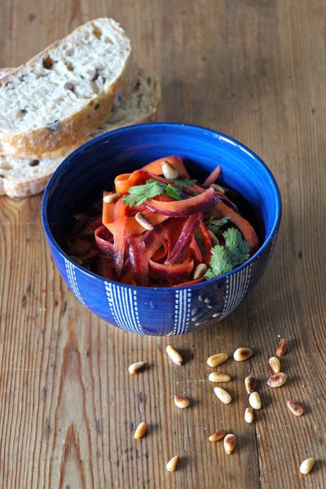Rezeptbild: Bunter Karottensalat mit Pinienkernen