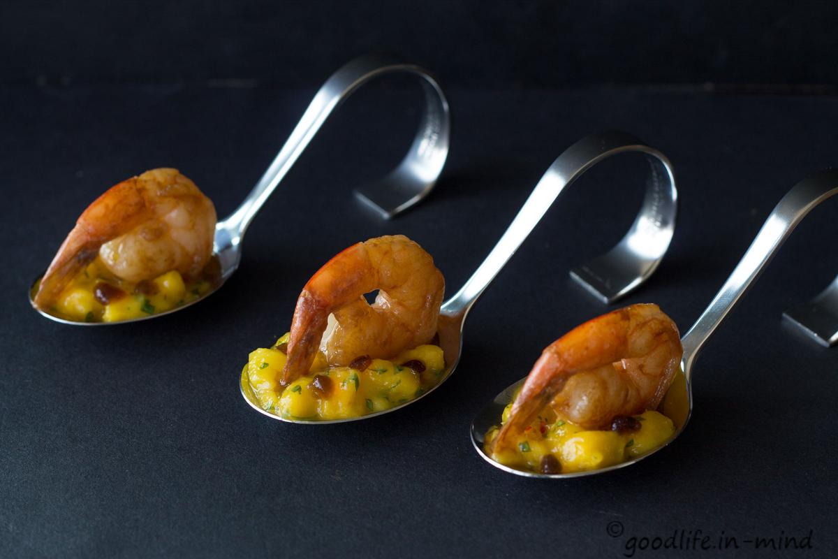 Rezeptbild: Scampi auf Mangosalat mit Balsamico-Kaviar