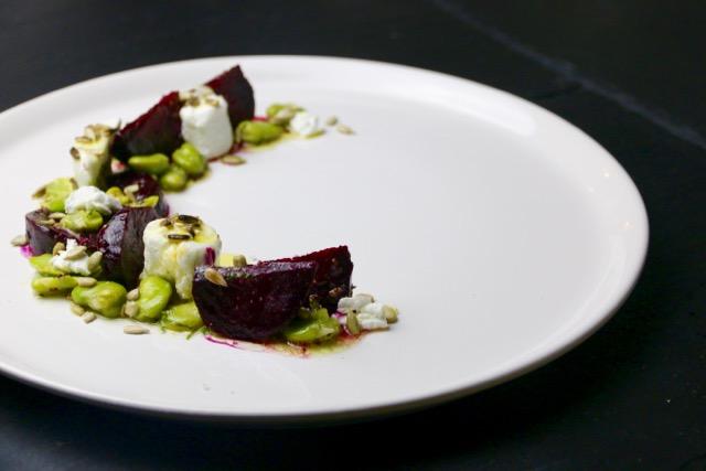 Rezeptbild: Saubohnen mit roter Beete und karamellisiertem Ziegenkäse