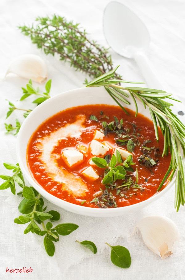 Rezeptbild: Röstpaprika-Suppe - Antipasti in der Schüssel