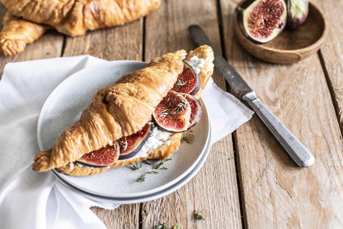 Rezeptbild: Croissants mit Camembert-Creme und Feigen