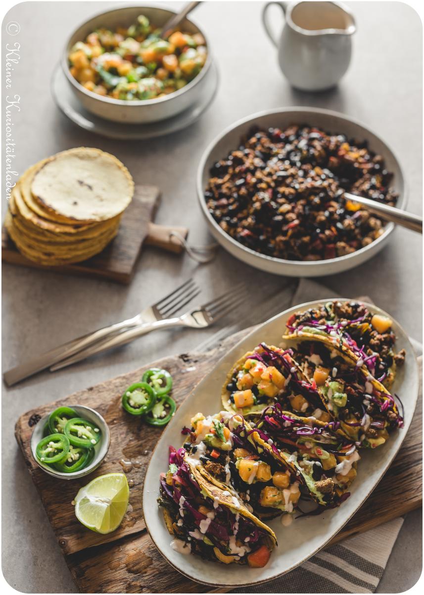 Rezeptbild: Black-Bean-Tacos mit Rotkohl-Slaw und Winter-Salsa