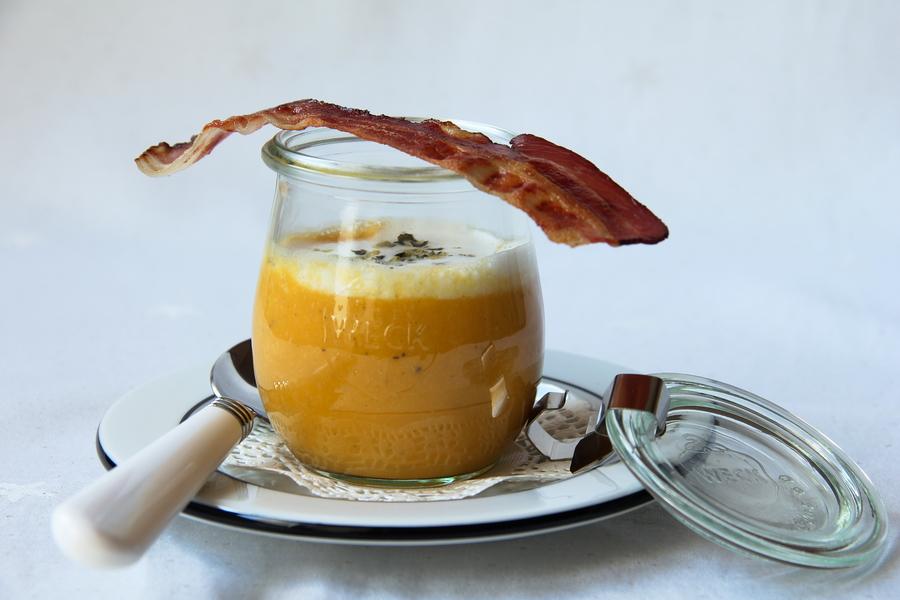 Rezeptbild: Kürbisschaumsuppe mit Knusperspeck