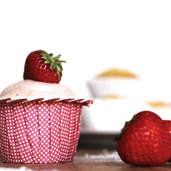 Rezeptbild: Weisse Schokolade Cupcakes mit Erdbeer-Topping