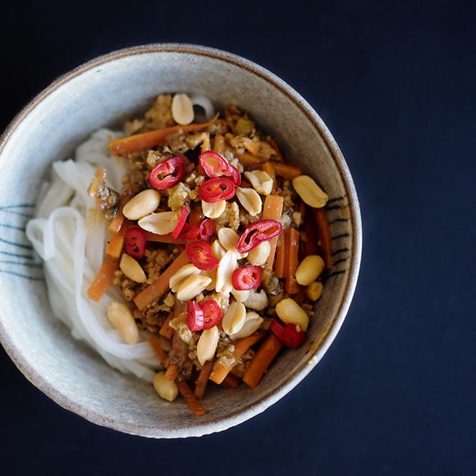Rezeptbild: Huhn mit Szechuanpfeffer, Erdnusssauce und Reisnudeln