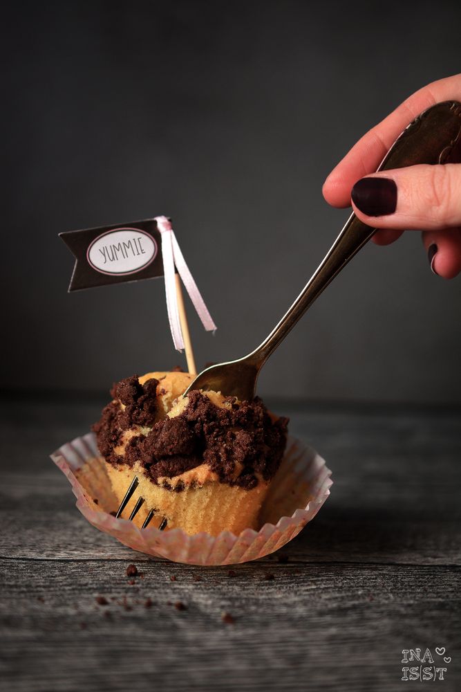 Rezeptbild: Eierlikörmuffins mit Schoko-Vollkornstreusel 