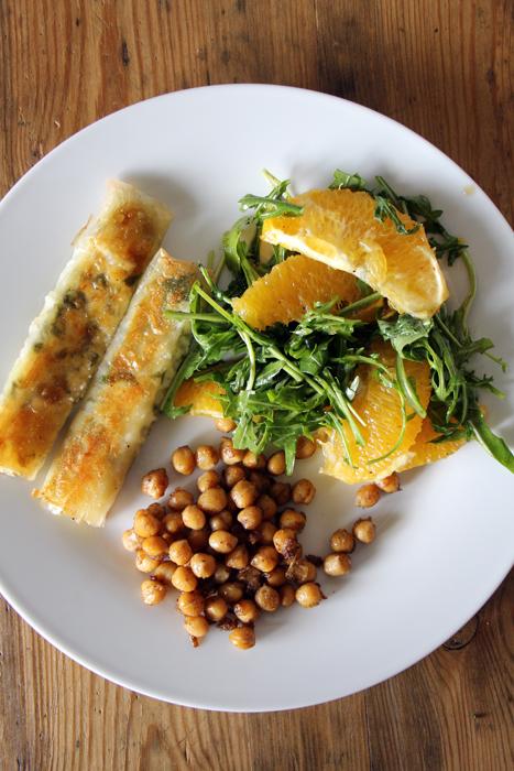Rezeptbild: Sigara Börek mit Kichererbsen und Salat
