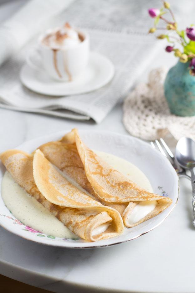 Rezeptbild: Topfenpalatschinken mit Vanillesauce (Pfannkuchen mit Quarkfülle) 