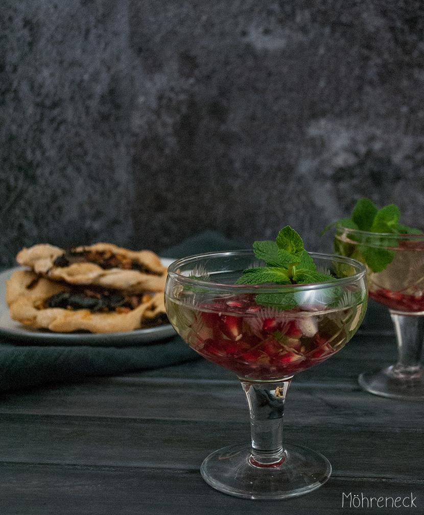 Rezeptbild: Granatapfel-Prosecco und Spinat-Fatayer