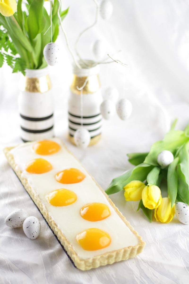 Rezeptbild: Süßer Osterbrunch: Aprikosen-Schmandtarte in Spiegeleioptik
