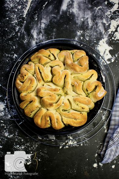Rezeptbild: Faltenbrot mit Schnittlauchbutter