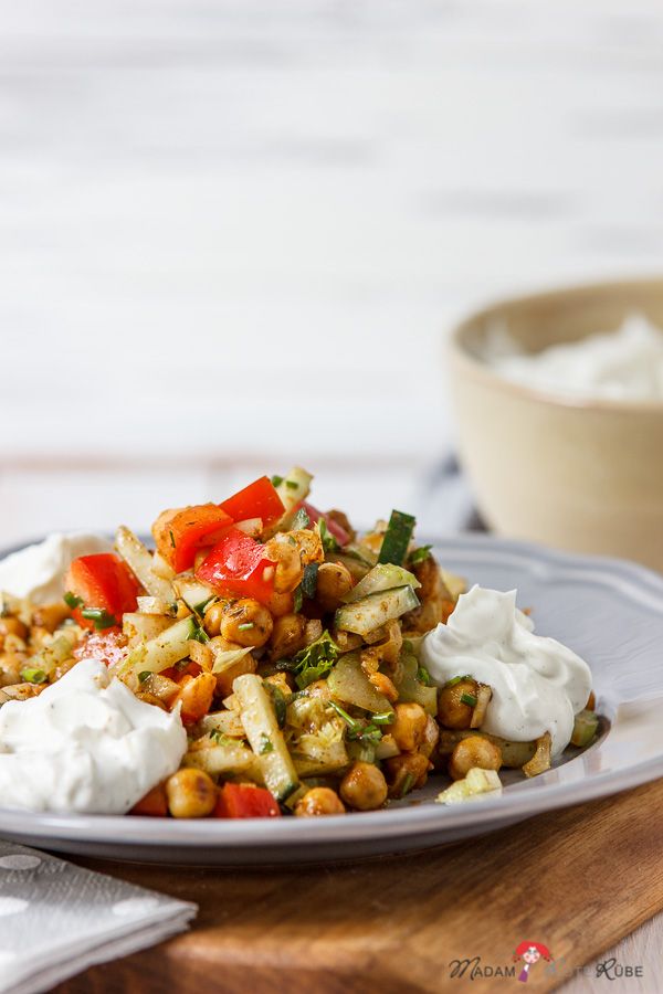 Rezeptbild: mediterraner Kichererbsensalat mit Frischkäsedip