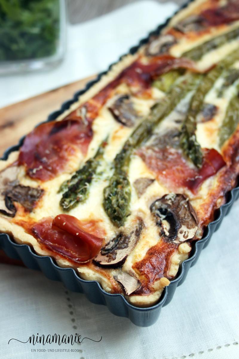 Rezeptbild: Würzige Tarte mit grünem Spargel, Champignons und Schinken