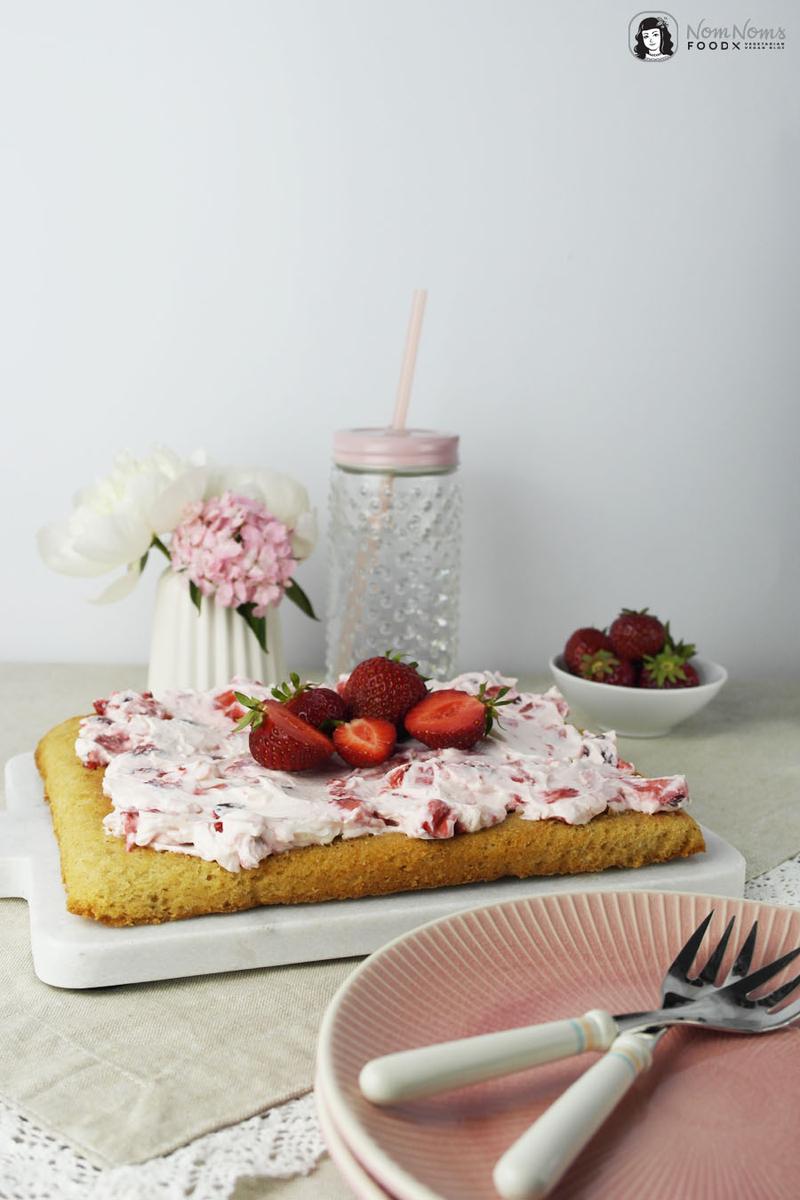 Rezeptbild: Bananen-Blondies mit Erdbeer-Frischkäse-Creme