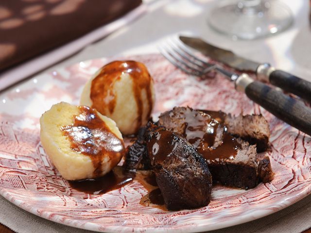 Rezeptbild: Sauerbraten mit Schneebällchen