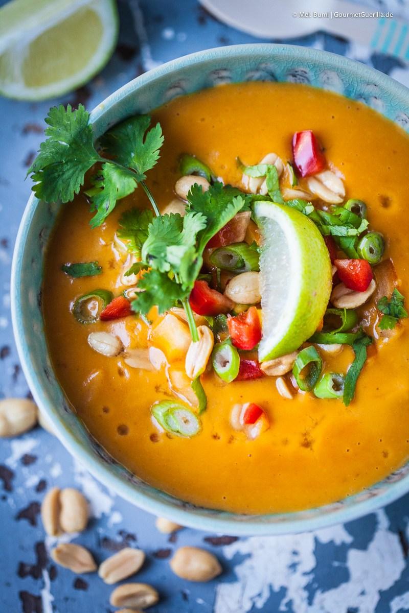Rezeptbild: Vegane 15-Minuten Süßkartoffel-Kokos-Suppe mit Erdnuss und Paprika. 