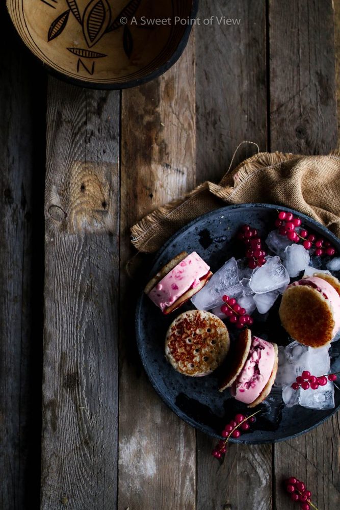 Rezeptbild: HAUSA MASA REISKUCHEN & ROTE JOHANNISBEERE EIS SANDWICHES