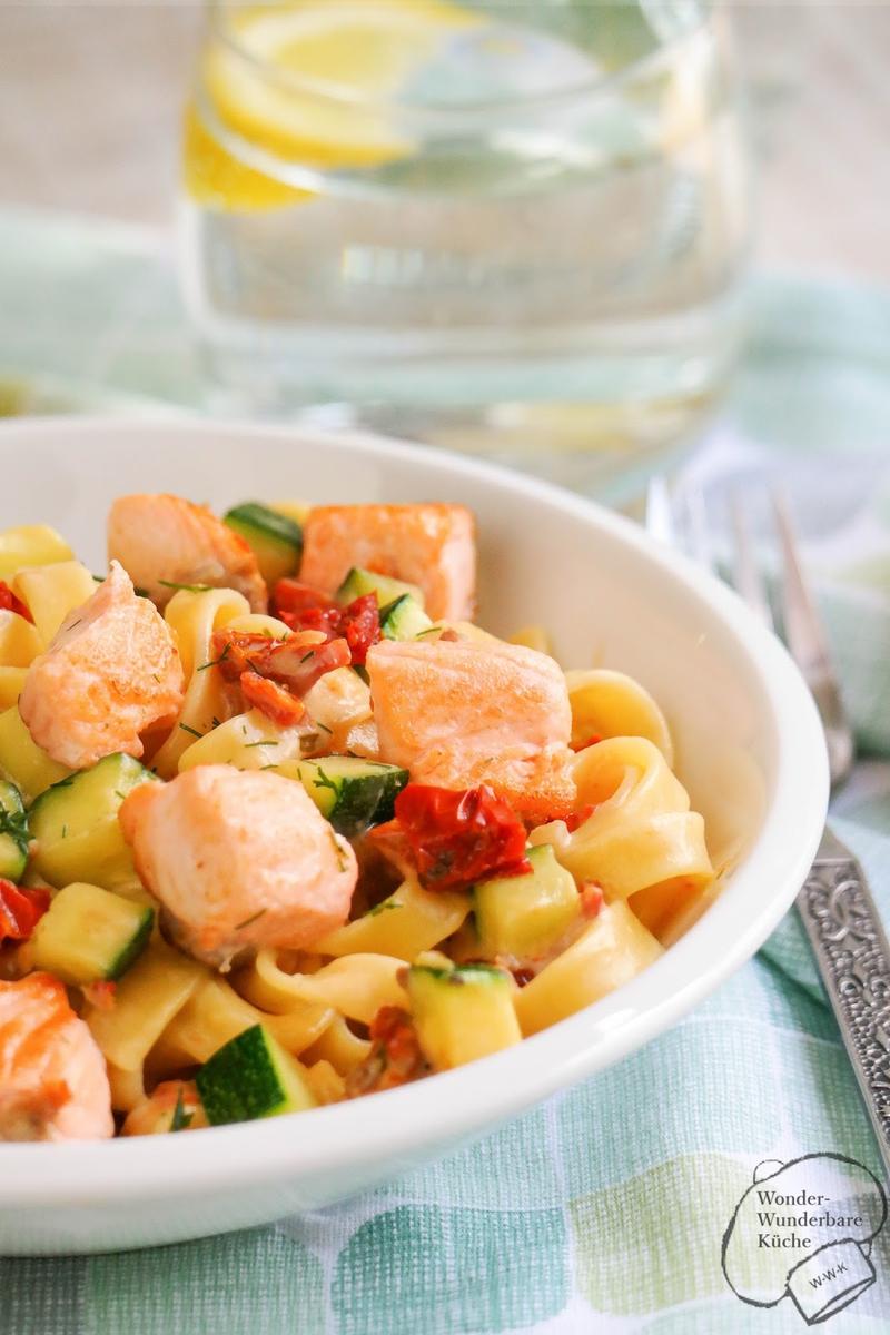 Rezeptbild: Tagliatelle mit Lachs, Zucchini und getrockneten Tomaten