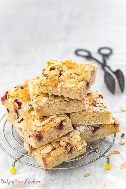 Rezeptbild: Marzipan Butterkuchen mit Granatapfel