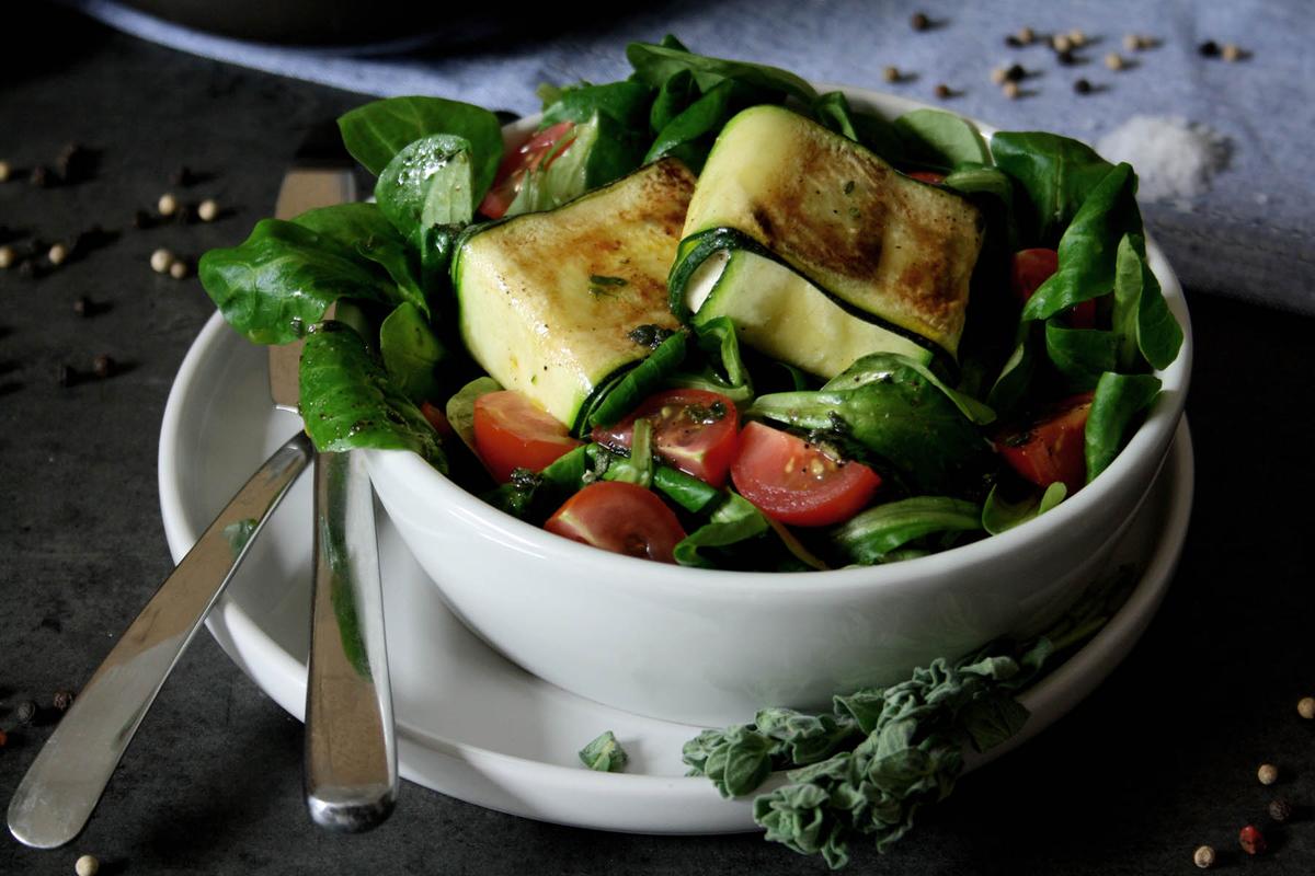 Rezeptbild: Zucchini-Feta-Päckchen auf Feldsalat