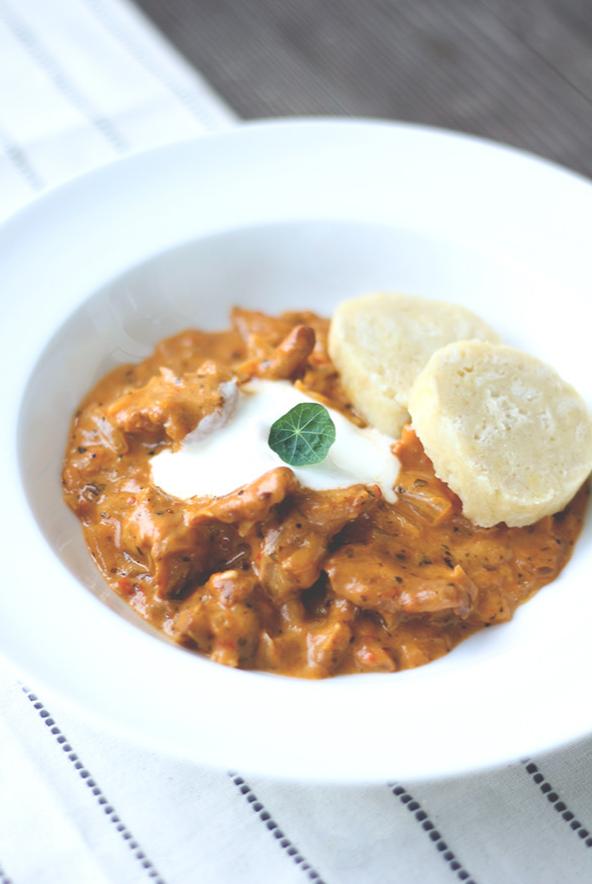 Rezeptbild: Vegetarisches Pfifferlingsgulasch mit Semmelknödeln