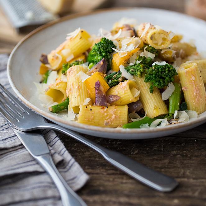 Rezeptbild: Rigatoni mit rotem Pesto und Ofengemüse