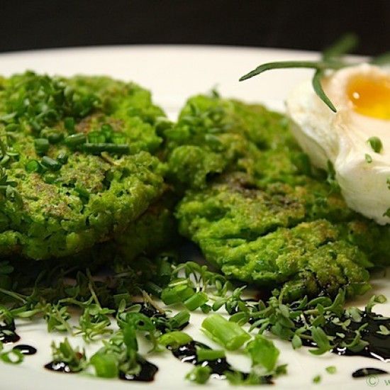 Rezeptbild: Erbsenpfannkuchen mit pochiertem Ei