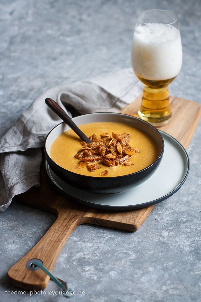Rezeptbild: Käse-Bier-Suppe mit Apfel und Knoblauchchips