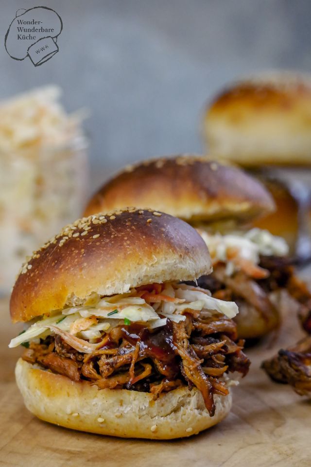 Rezeptbild: Pulled Pork aus dem Backofen, selbstgemachte Burger-Buns und Coleslaw