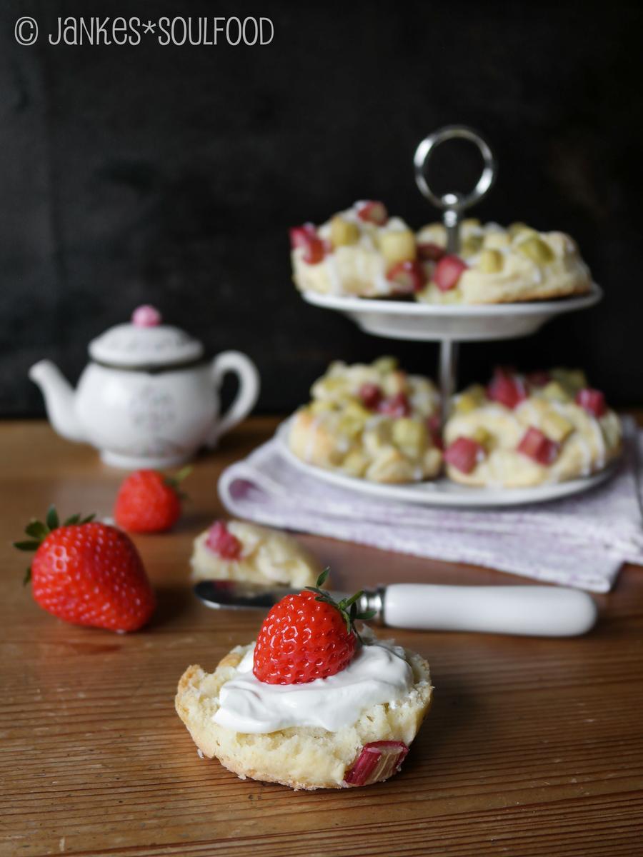 Rezeptbild: Rhabarber-Scones