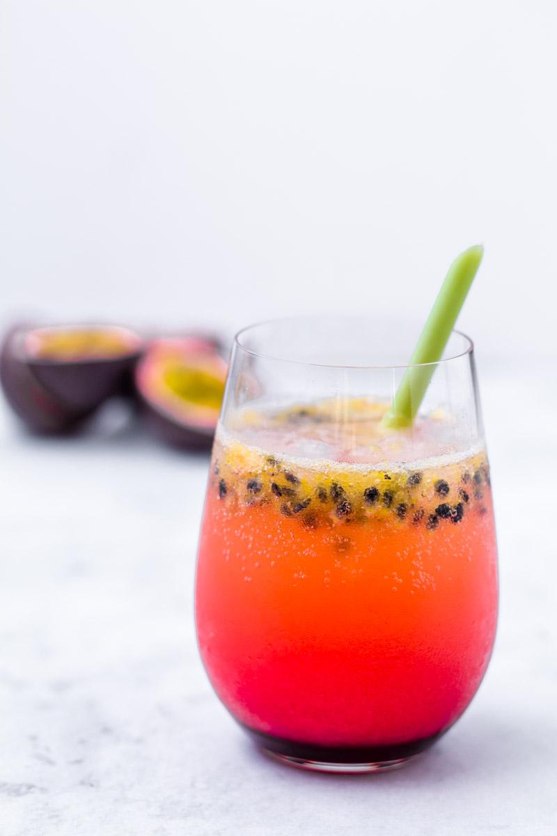 Rezeptbild: Gin Tonic mit Passionsfrucht und Hibiskus Sirup