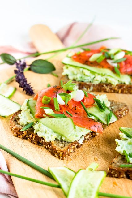 Rezeptbild: Vollkornbrot mit Räucherlachs und Avocado