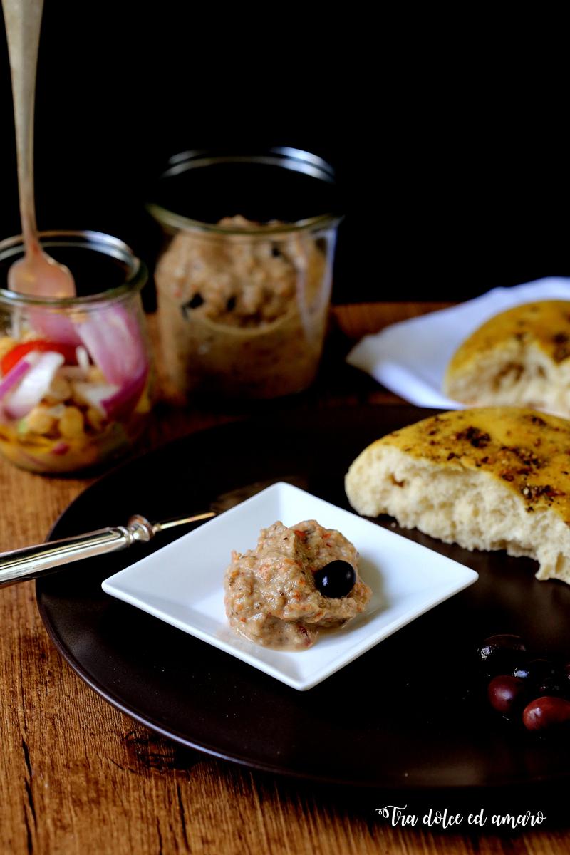 Rezeptbild: Fladenbrot mit Za'atar, Baba Ghanoush und Kichererbsensalat