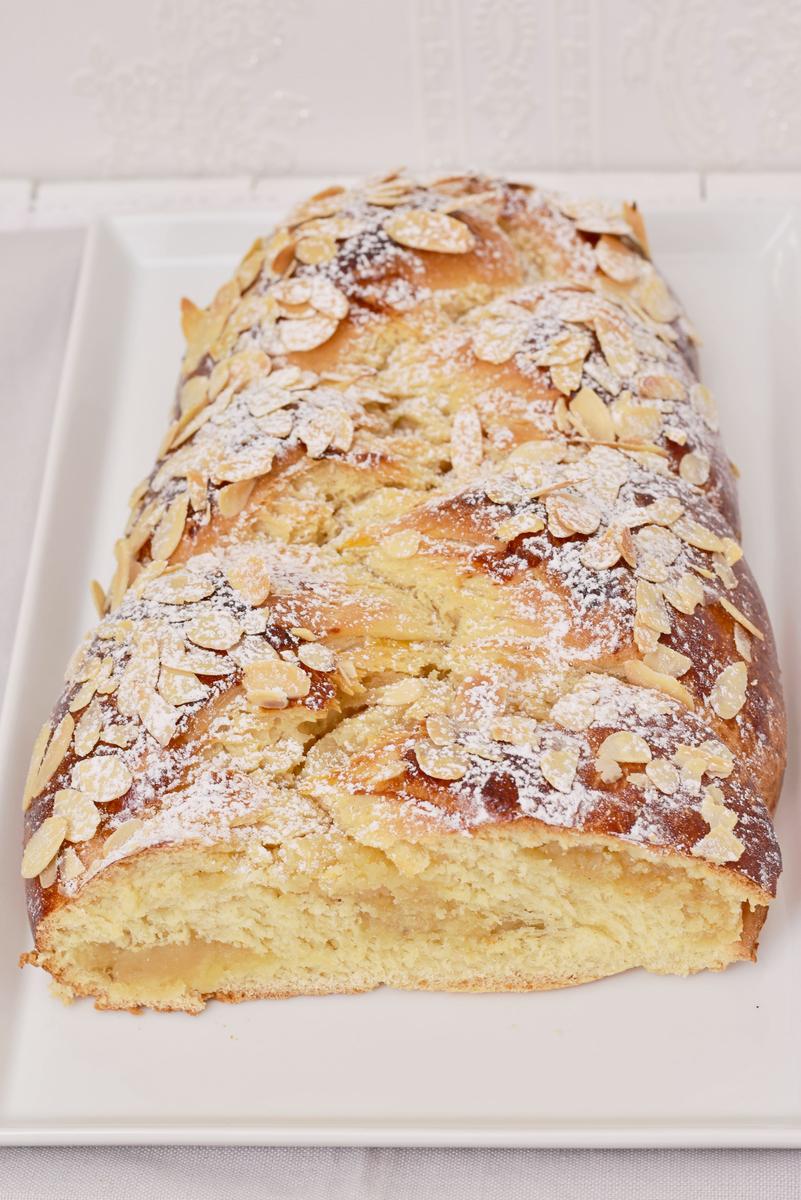 Rezeptbild: Einfacher Hefezopf mit Marzipan-Füllung