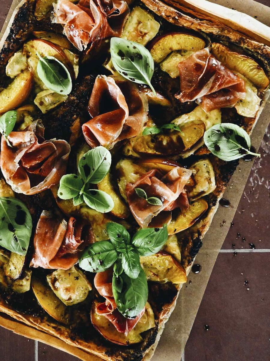 Rezeptbild: SOMMERLICH KNUSPRIGE BLÄTTERTEIGTARTE MIT BRIE, SERRANO-SCHINKEN, PESTO & PFIRSICHEN