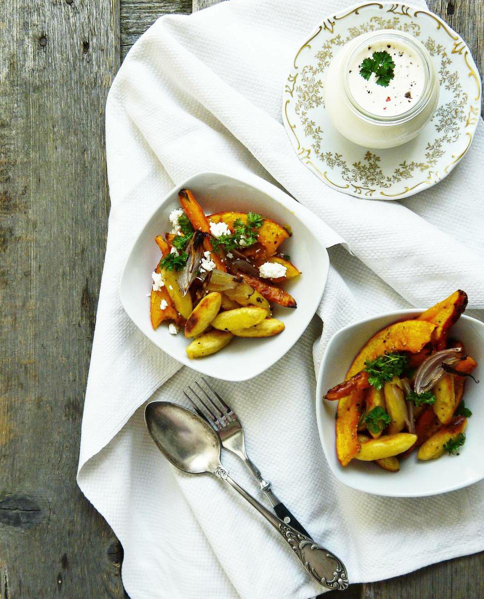 Rezeptbild: Vegetarische Schupfnudel-Pfanne aus dem Ofen: mit Kürbis, Möhren, Feta und Dip